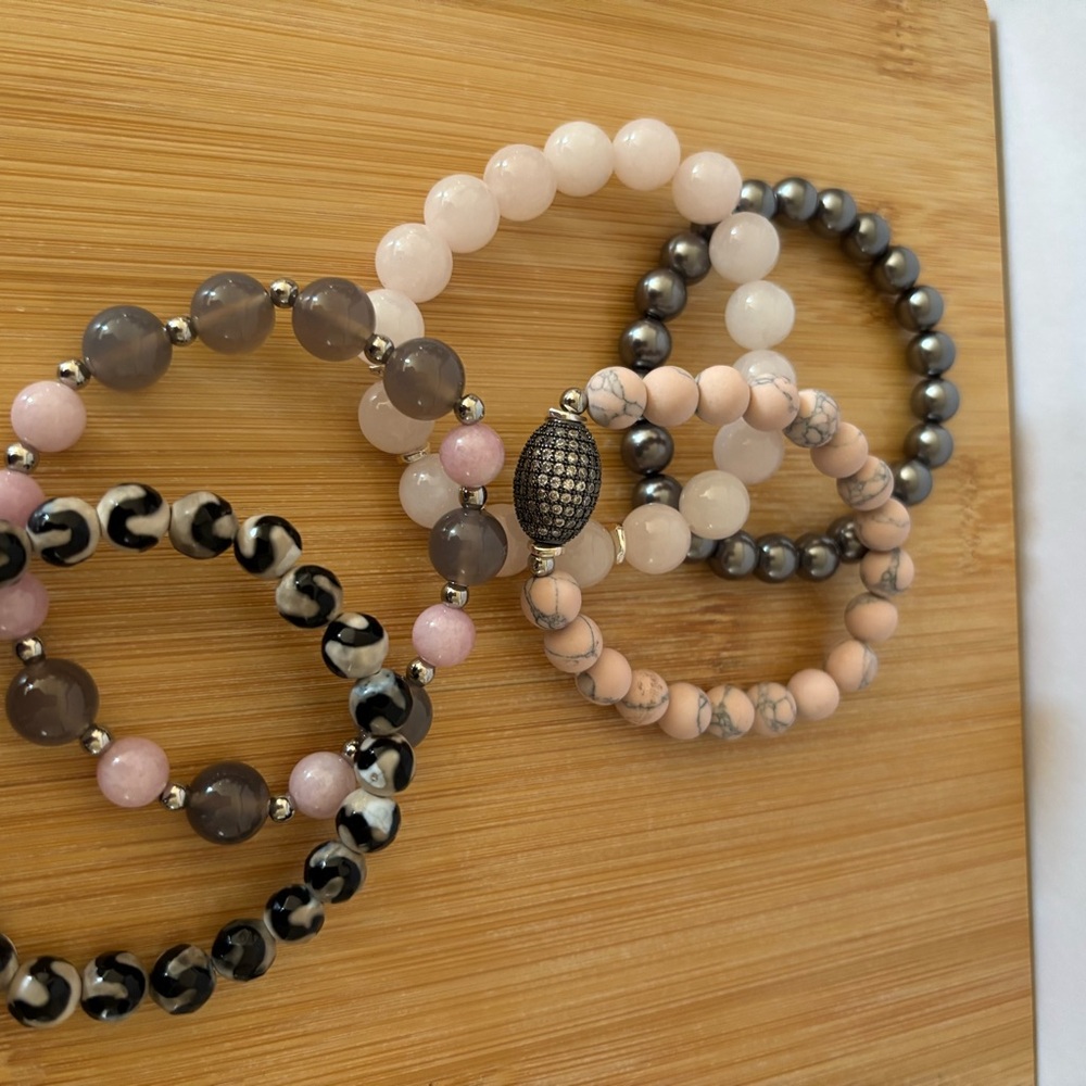 NWT beaded gemstone gray and pink 5 bracelet set - Picture 5 of 6